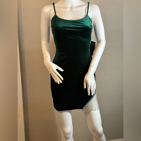 🥳♥️ City Vibe Juniors’ Sleeveless Rhinestone-Fringe-Accented-Hem Velvet Dress - Picture 2 of 8